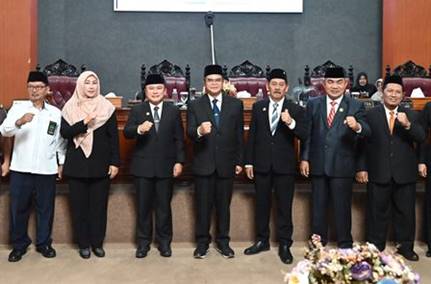 Bupati dan Wakil Bupati terpilih berfoto bersama usai ditetapkan DPRD Kuningan.